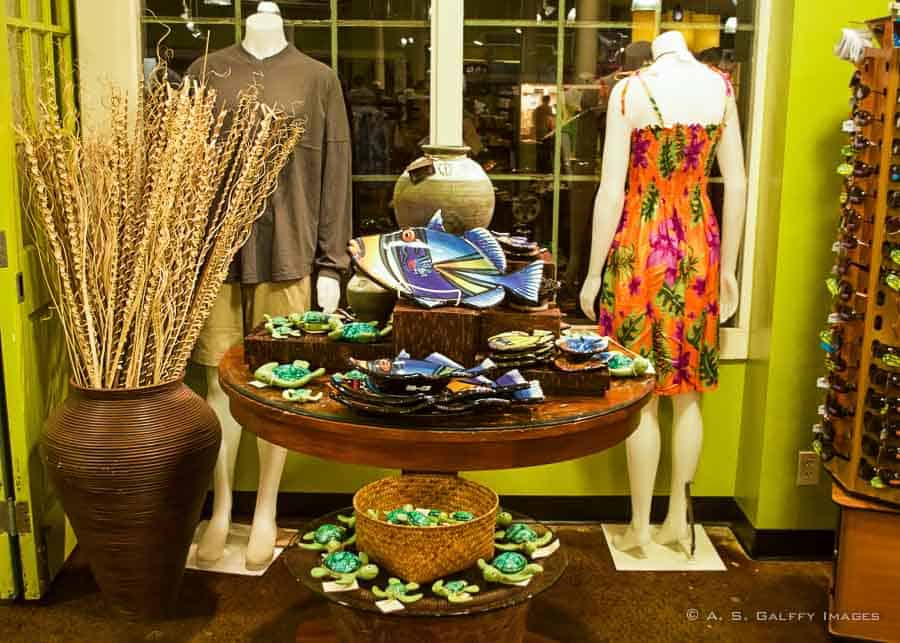 Shopping window with Hawaiian souvenirs