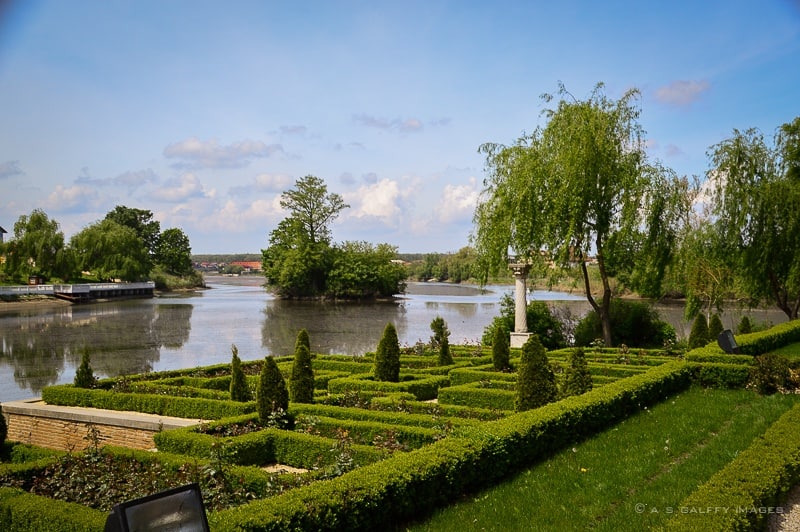 photo of the gardens at Mogosoaia palace