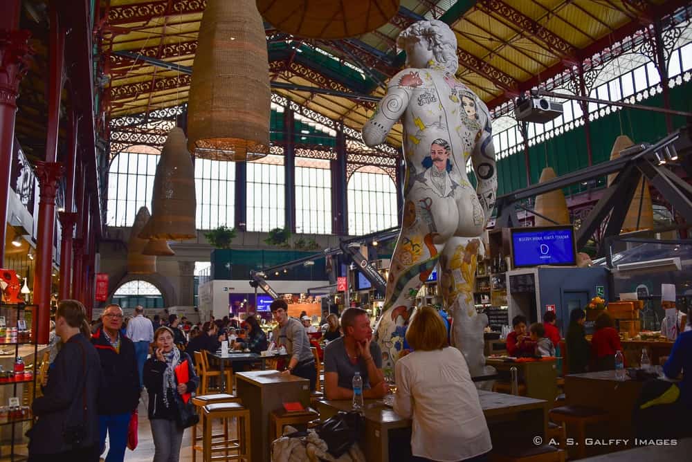 the eating area at Mercato Centrale in Florence