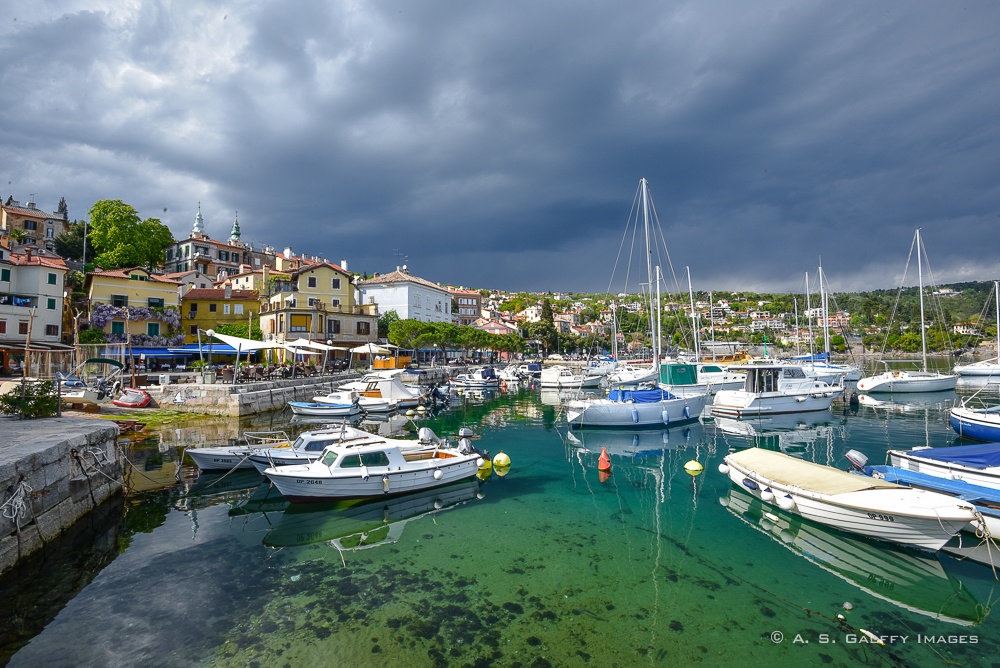 Image of the harbor area in Volosko that you'll see when strolling Lungomare