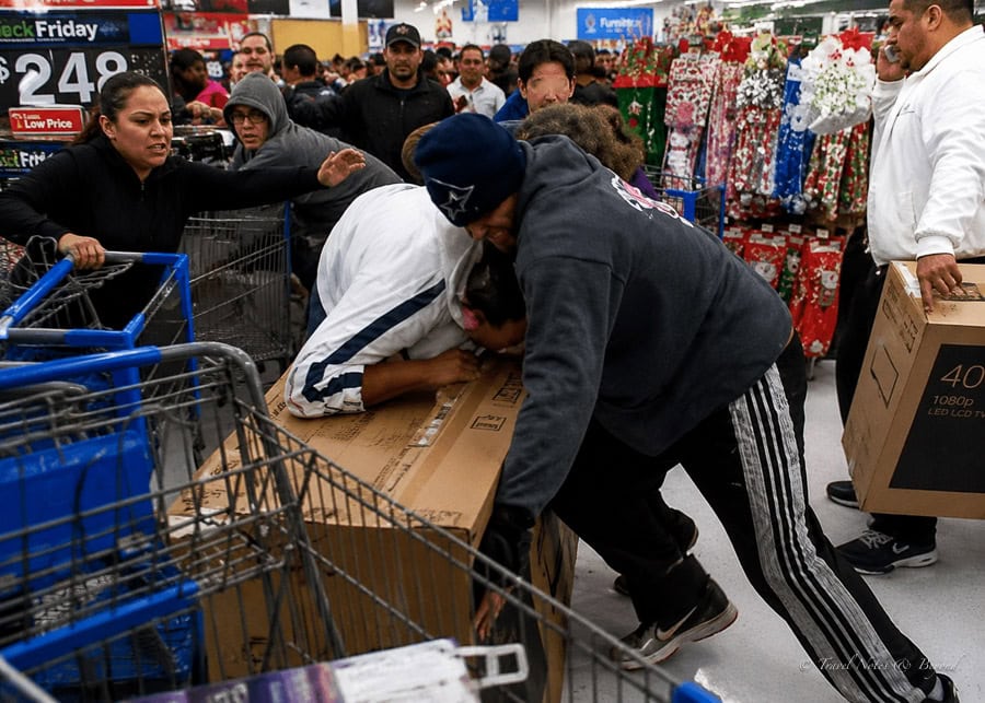shopping hell al Walmart during the Christmas sale