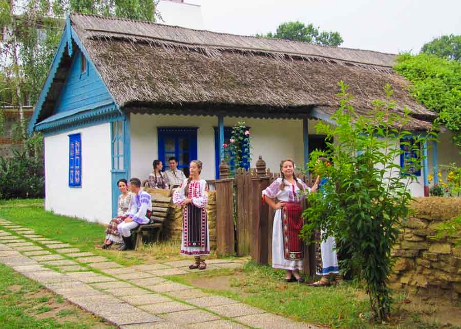 People wearing Romanian folk costume at the Village Museum