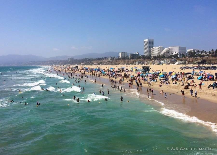 pessoas tomando sol na praia de Santa Monica 