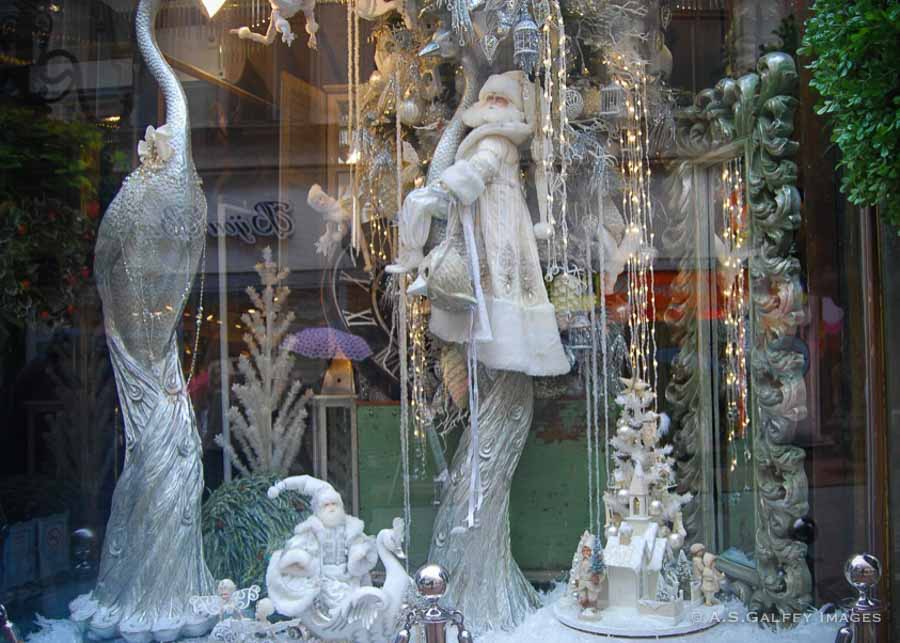 Christmas decorations in the window on Vaci utca