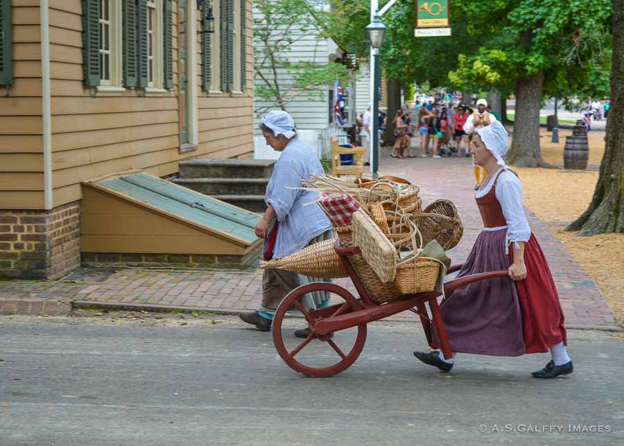 People dressed in colonial attire in Colonial Williamsburg