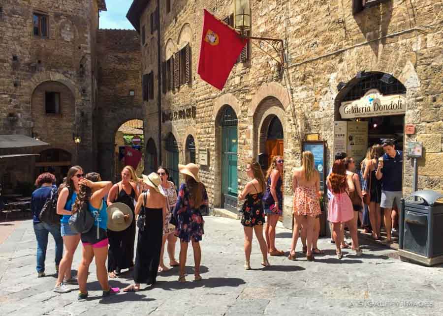 San Gimignano: people standing in line at Gelateria Dondoli