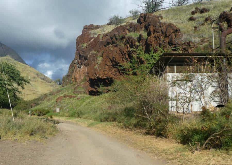 The diet road leading to the Olowalu Petroglyphs