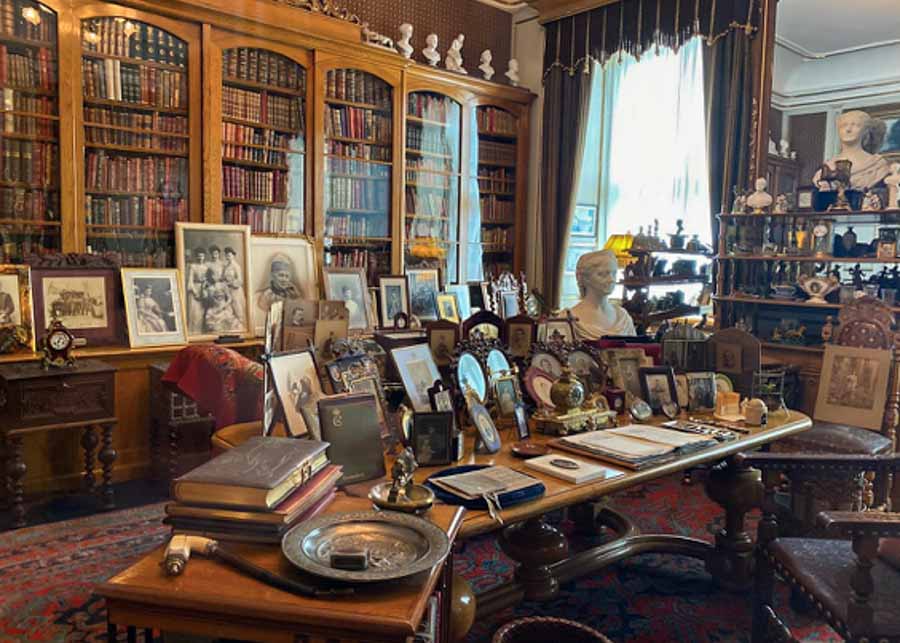 image depicting the exhibits inside Amelieborg Palace