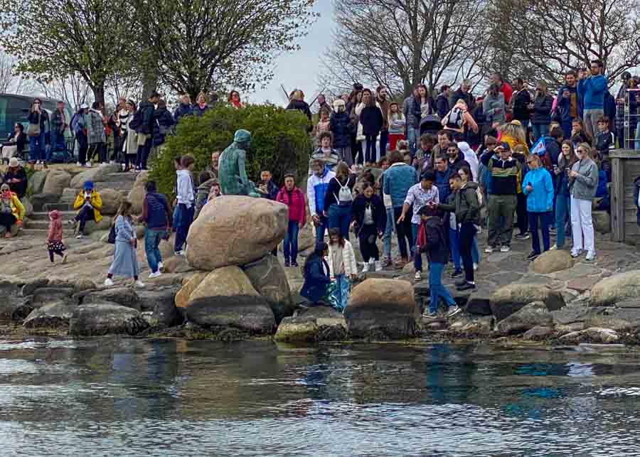 People crowding to photograph the Little Mermaid statue