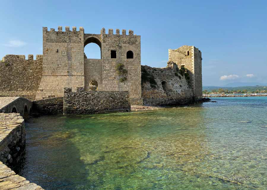 beautiful castle to visit on a road trip in the Peloponnese