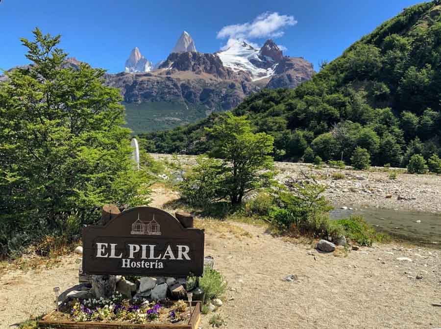 Imagine depicting mountain peaks and the sign for Hosteria Pilar