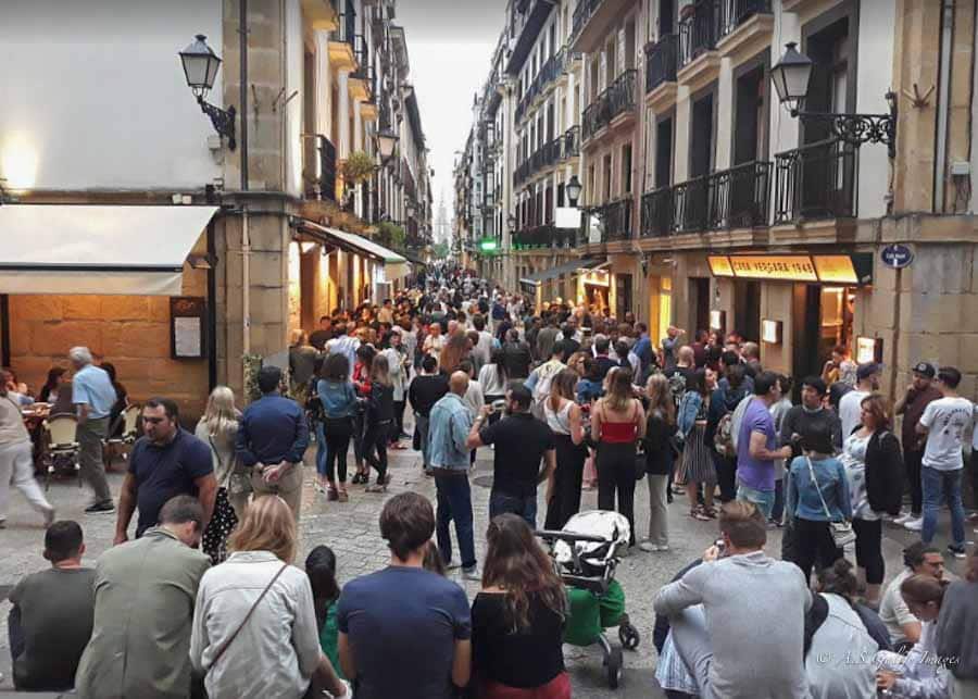 big crows on a narrow street in Donostia