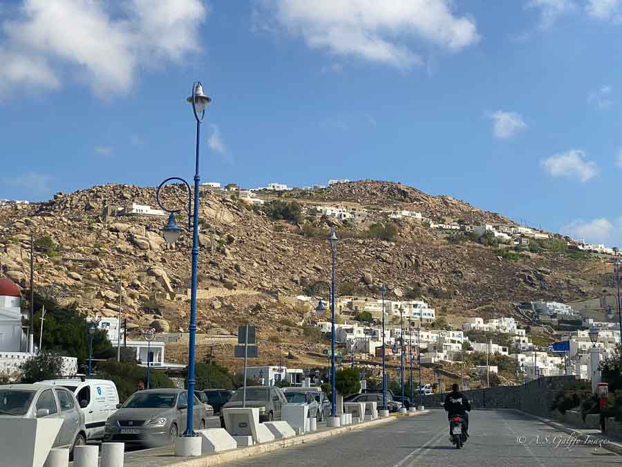 The image that depicts the arid scene of the Tikonos