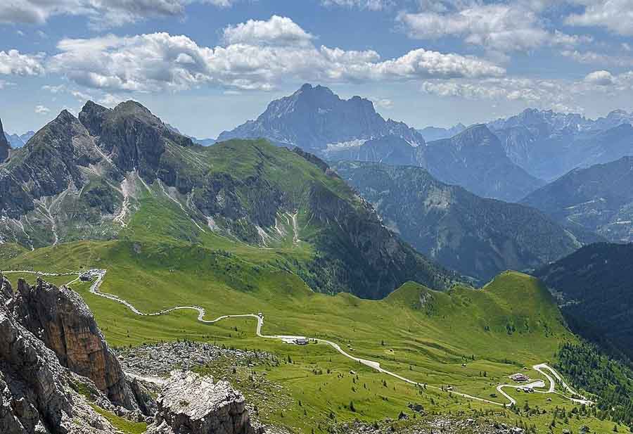 BEautiful scenery around Cinque Torri hike