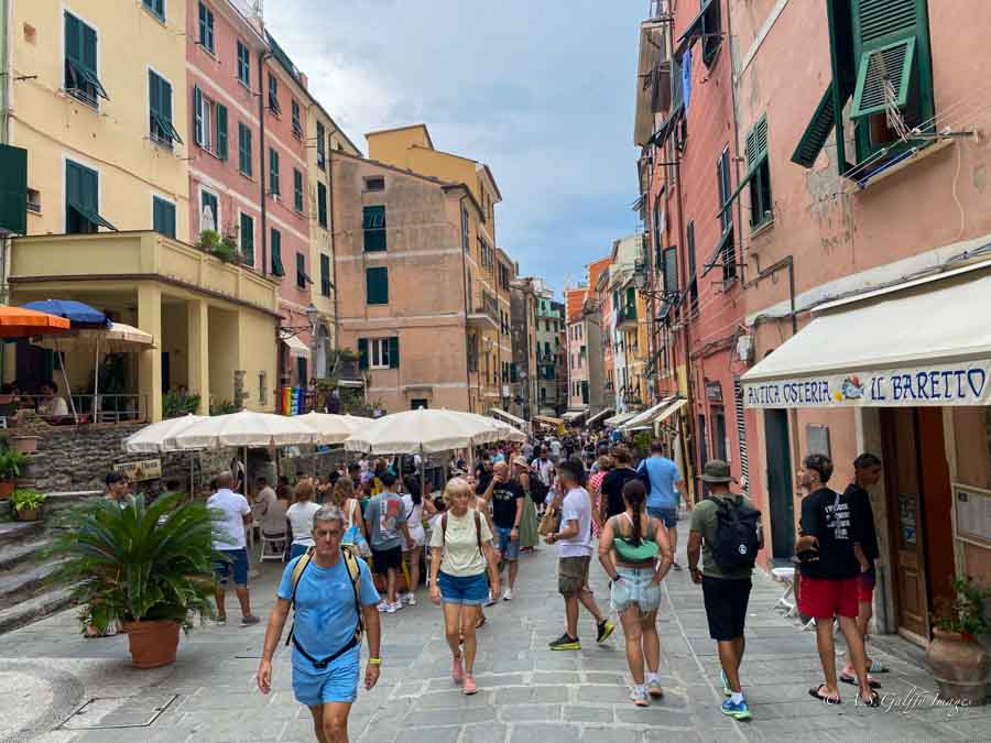 Crowded street in Manarolla