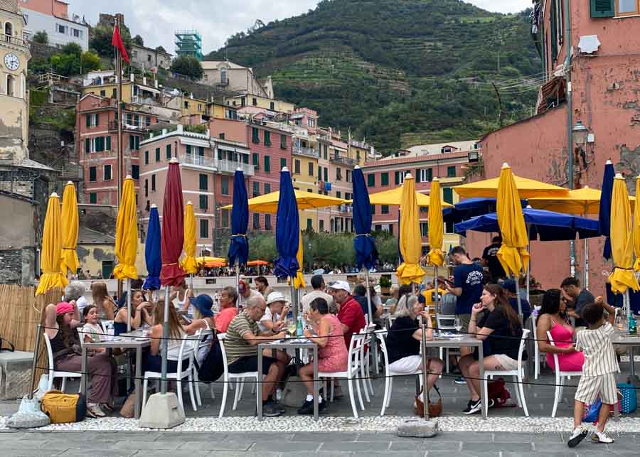 crowded restaurant in Cinque Terre