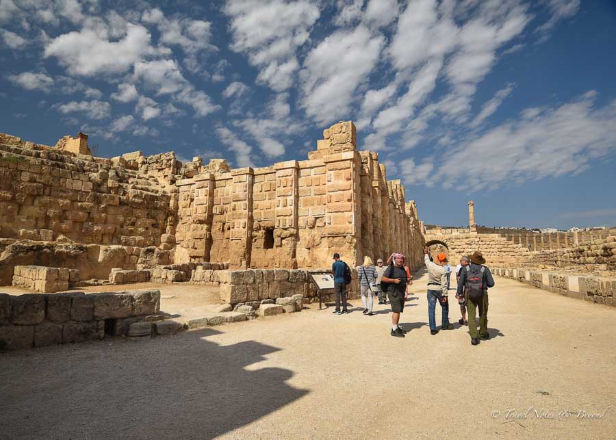 image of ruins preserved in a very good condition in the archeological park of Jerash