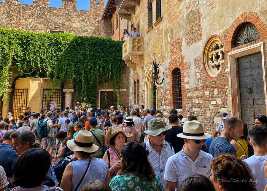 Crowds in the courtyard of Juliet's House in Verona